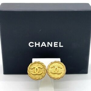 Auth Chanel Coco Mark Round 94P
Gold Color 14.81grm Earrings Set W/Box